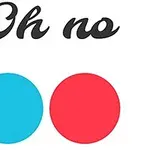 Teksti Oh no me shkronja të zeza mbi dy rrathe – një blu dhe një të kuq