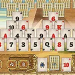 Kartat e lojës të vendosura në formë piramide mbi një sfond që tregon një strukturë të lashtë