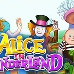 Një vajzë me flokë të verdhë dhe një burrë me kapelë të lartë qëndrojnë pranë njëri-tjetrit në një peizazh të gjelbër, me tekstin Alice in Wonderland të shkruar poshtë tyre