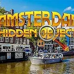 Pamje e një kanali në Amsterdam me varka dhe ndërtesa tradicionale në sfond, me tekstin Amsterdam Hidden Objects të vendosur sipër