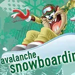 Karakter i animuar duke bërë snowboard me veshje dimërore dhe syze, në sfond të gjelbër me dekorime bore