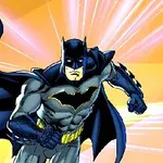 Një superheronj me një kostum të zi dhe të hirtë, duke pozuar fuqishëm përballë një sfondi të ndritshëm portokalli