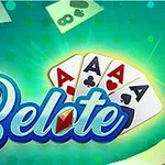Logo me tekstin Belote dhe katër letra A nën një sfond me ngjyra të gjelbërta dhe kartona