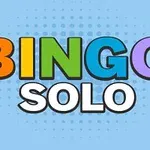 Teksti BINGO SOLO me ngjyra të ndryshme mbi sfond blu