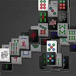 Dërrasa me pllaka mahjongu të vendosura në një formacion me simbole dhe ngjyra të ndryshme