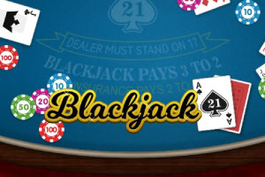 Një tavolinë blu me letra dhe çipsa me ngjyra përreth, me fjalën Blackjack në mes