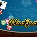 Një tavolinë blu me letra dhe çipsa me ngjyra përreth, me fjalën Blackjack në mes