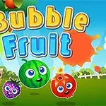 Fruta me sy të mëdhenj dhe të qeshur në një peizazh të gjelbër me tekstin Bubble Fruit në sfond të kaltër