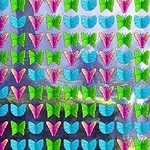 Flutura shumëngjyrëshe të organizuara në rreshta mbi një sfond me peizazh natyror