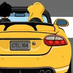 Dy persona në një makinë kabriolet të verdhë me targa CTL 104