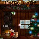 Brenda një kabine druri është një pemë krishtlindjeje e dekoruar, një oxhak i ndezur dhe një burrë i veshur si Santa Claus që mbledh dhurata, me një dordolec dëbore në plan të parë