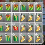 Rreshta dhe kolona me dhurata festive dhe çorape Krishtlindjesh në një rrjetë gri
