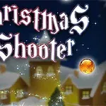 Shfaqen fjalët Christmas Shooter mbi një peizazh dimëror natën, me shtëpi të mbuluara me dëborë dhe dekorime festive