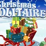 Slita me dhurata shumëngjyrëshe në borë me një sfond festiv