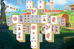 Domino kineze të grumbulluara përpara një peizazhi festiv me banderola shumëngjyrëshe dhe ndërtesa në sfond