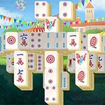 Domino kineze të grumbulluara përpara një peizazhi festiv me banderola shumëngjyrëshe dhe ndërtesa në sfond