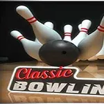 Toptha të bardha me shirita të kuq që rrëzohen nga një top i zi bowling në një pistë druri me mbishkrimin Classic Bowling