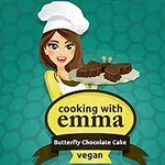 Një personazh vizatimor me kapelë kuzhinieri mban një pjatë me ëmbëlsira në formë fluture, me tekstin cooking with emma dhe Butterfly Chocolate Cake vegan në pjesën e poshtme