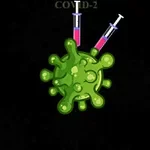 Një imazh që paraqet një virus të gjelbër me dy shiringa me lëng rozë të vendosura mbi të