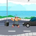Një person i habitur më këmbë përpara një makine të zezë në rrugë, pranë një pirg gomash, me pamje të detit në sfond