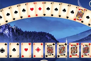 Një përzierje e letrave të pokerit me sfond malor dhe qiell të ndriçuar nga hëna