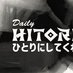 Teksti Daily Hitori me shkronja të mëdha dhe një sfond abstrakt në ngjyra të zeza dhe të bardha