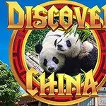 Në qendër janë dy panda të vendosura mbi një logo rrethore me ngjyrë të kuqe, me tekstin Discover China sipër dhe në sfond një konstrukt kinez