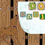Qeni goditës shikon drejt një ekrani të drunjtë me shkronja shumëngjyrëshe që formojnë fjalët DOG MAHJONG