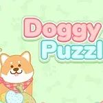 Dy qen të vizatuar në stilin e animuar me ngjyra pastel, rrethuar nga biskota në formë kocke, me tekstin Doggy Puzzle në mes