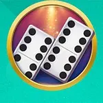 Dy domino me sfond rrethor dhe kornizë të artë në sfond të gjelbër
