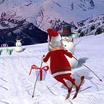 Një person i veshur si Santa Claus zbret me ski në një rrugë dëbore, ndërsa përreth ka burra dëbore dhe dhurata të vendosura mbi dëborë