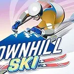 Skiator me helmetë në një pistë të mbuluar me borë me tekstin Downhill Ski përballë një sfondi malor