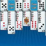 Kartat e shpërndara në disa kolona mbi një sfond blu, me katër hapësira të etiketuar si Free cell