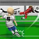 Një lojtar futbolli me fanellë me numrin 5 gjuan një penallti drejt portierit që përpiqet të bëjë pritje, me sfond tabela Euro Penalty Cup 2021