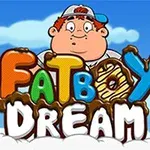 Një djalë me kapele ndërsa qëndron prapa titullit me shkronja shumëngjyrëshe Fatboy Dream mbi sfondin e një qielli blu me re