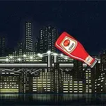 Shishe ketchup-i në sfondin e një qyteti me ndërtesa dhe ura të ndriçuara gjatë natës
