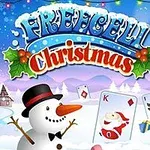 Një kartolinë dimërore me një djalë dëbore dhe dekorime festive, që përmban kartat e kuqe me figura Krishtlindjesh në një ambient të mbuluar me borë