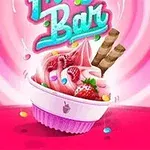 Një kupë e bardhë me akullore rozë, luleshtrydhe dhe biskota të vendosura mbi një sfond rozë me shirita rrethorë