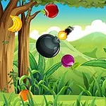 Fruta të ndryshme dhe një bombë në një peizazh natyror me pyje dhe male në sfond
