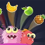 Tre krijesa të lezetshme me ngjyra të ndryshme nën një grup frutash si luleshtrydhe, banane, mollë, kumbull dhe ananas