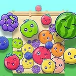 Fruta të vogla me fytyra të qeshura dhe ngjyra të ndritshme, përfshirë një shalqi, mollë, limon dhe manaferra, vendosur para një sfondi jeshil