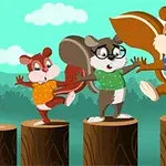 Tre kafshë karikature me bluza me ngjyra duke balancuar mbi trupa druri në sfond natyre