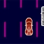 Dy makina me dritë neon të kuqe dhe të bardhë në një pistë të errët me vija rozë