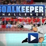 Portieri në uniformë gri bën një pritje spektakolare duke kapur një top futbolli pranë portës, me një tribunë tifozësh në sfond