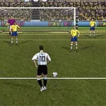 Një lojtar futbolli me fanellë të bardhë dhe numrin 10 përgatitet të gjuajë një penallti kundër një portieri dhe katër lojtarëve me fanella të verdha, para portës