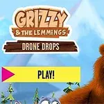 Ariu dhe një grup lemushësh duke parë dronë që mbajnë pako në një ambient me male në sfond