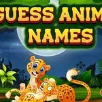 Një djalë me flokë kaçurrela ulur në një karrige pranë dy leopardëve miqësorë, me hënën dhe pyllin në sfond