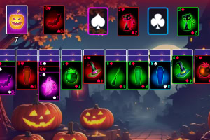 Kartat me simbolet e Halloween-it mbi sfondin me kunguj të gdhendur dhe pemë fantazmërisht të ndriçuara