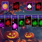 Kartat me simbolet e Halloween-it mbi sfondin me kunguj të gdhendur dhe pemë fantazmërisht të ndriçuara