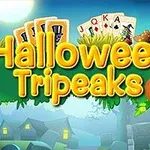 Teksti Halloween Tripeaks me letra dhe zbukurime Halloween-i, duke përfshirë kunguj dhe kërpudha, në një sfond me drita dhe shtëpi fantazmë